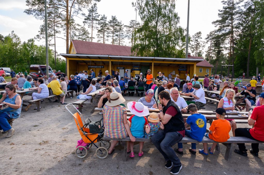 Leinmäen kylän kesätorilla ihmiset nauttivat toistensa seurasta.