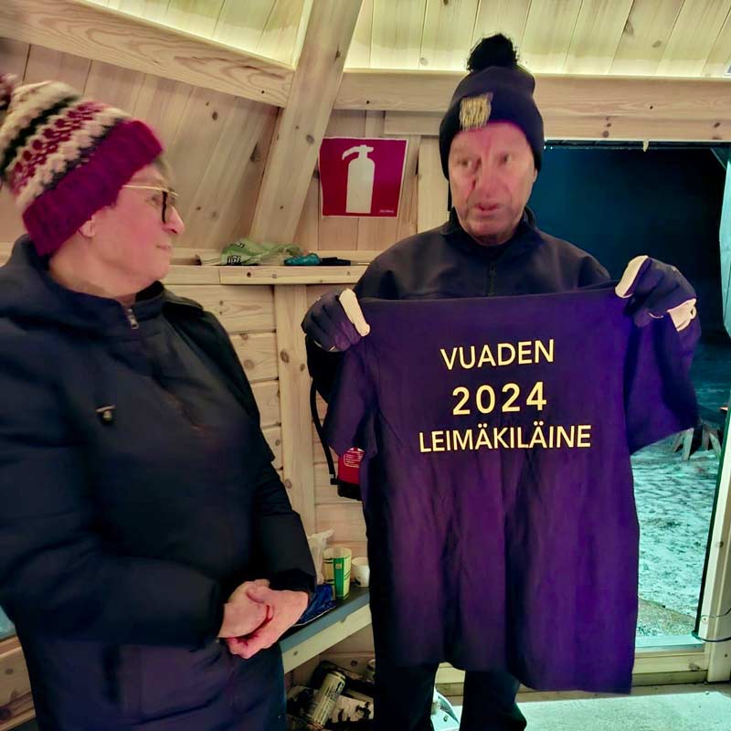 Vuoden 2024 leimäkeläinen oli kyläyhdistyksen keittiövastaava ja kokkikerhojen vetäjä Soili Valtanen.