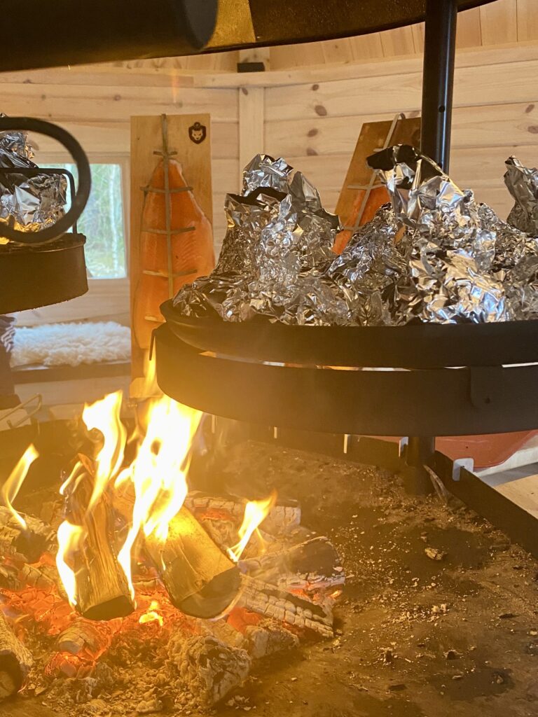 Leinmäen kyläyhdistyksen kodalla valmistuu loimulohta ja nuotioperunaa